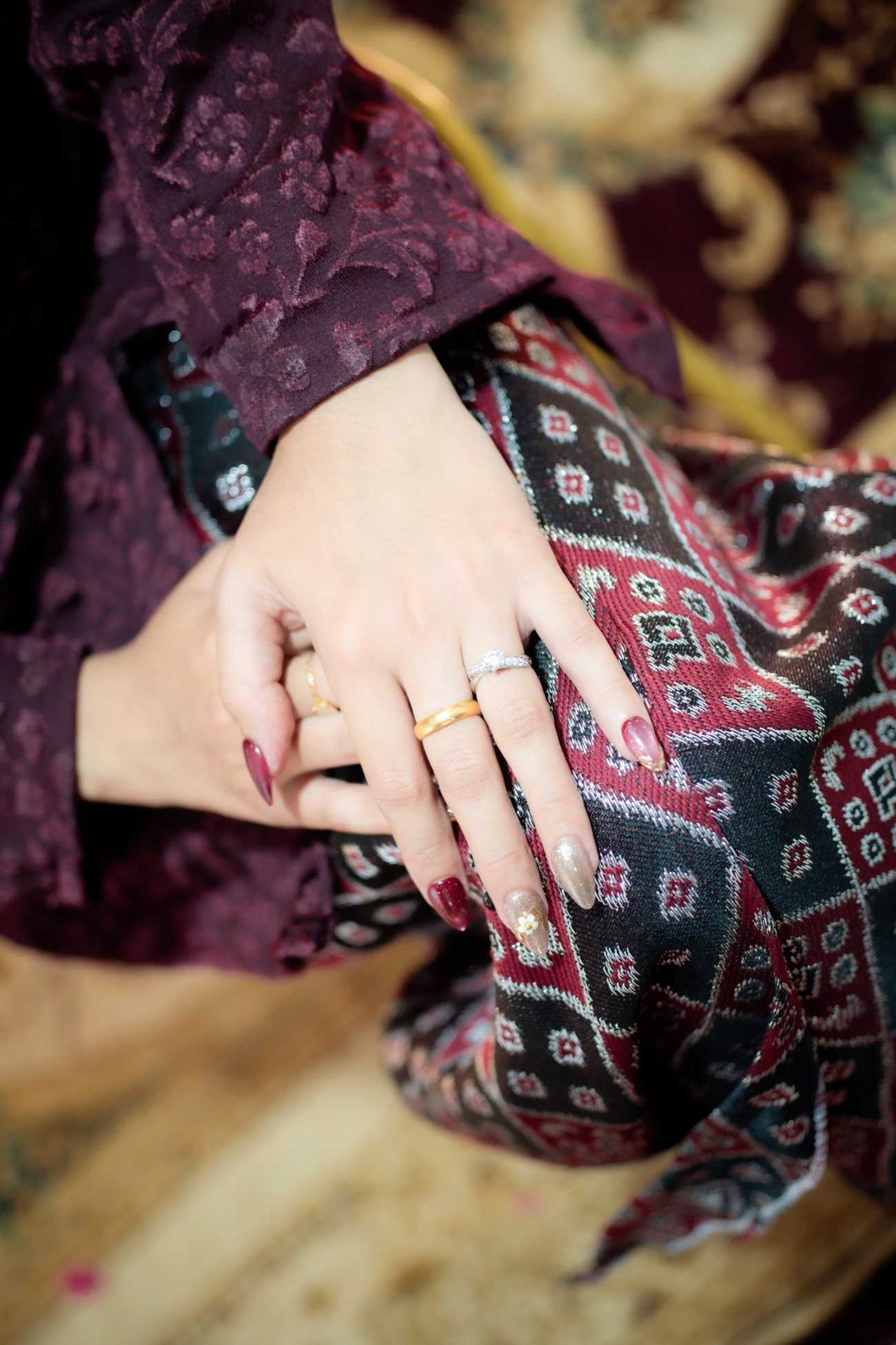 Fstorie, close-up of the bride's hands with engagement rings